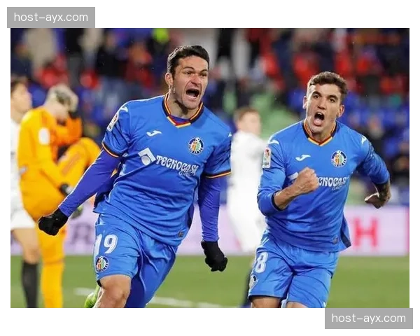 西班牙人与塞尔塔争夺埃尔切中场费瓦斯，球员今夏合同到期